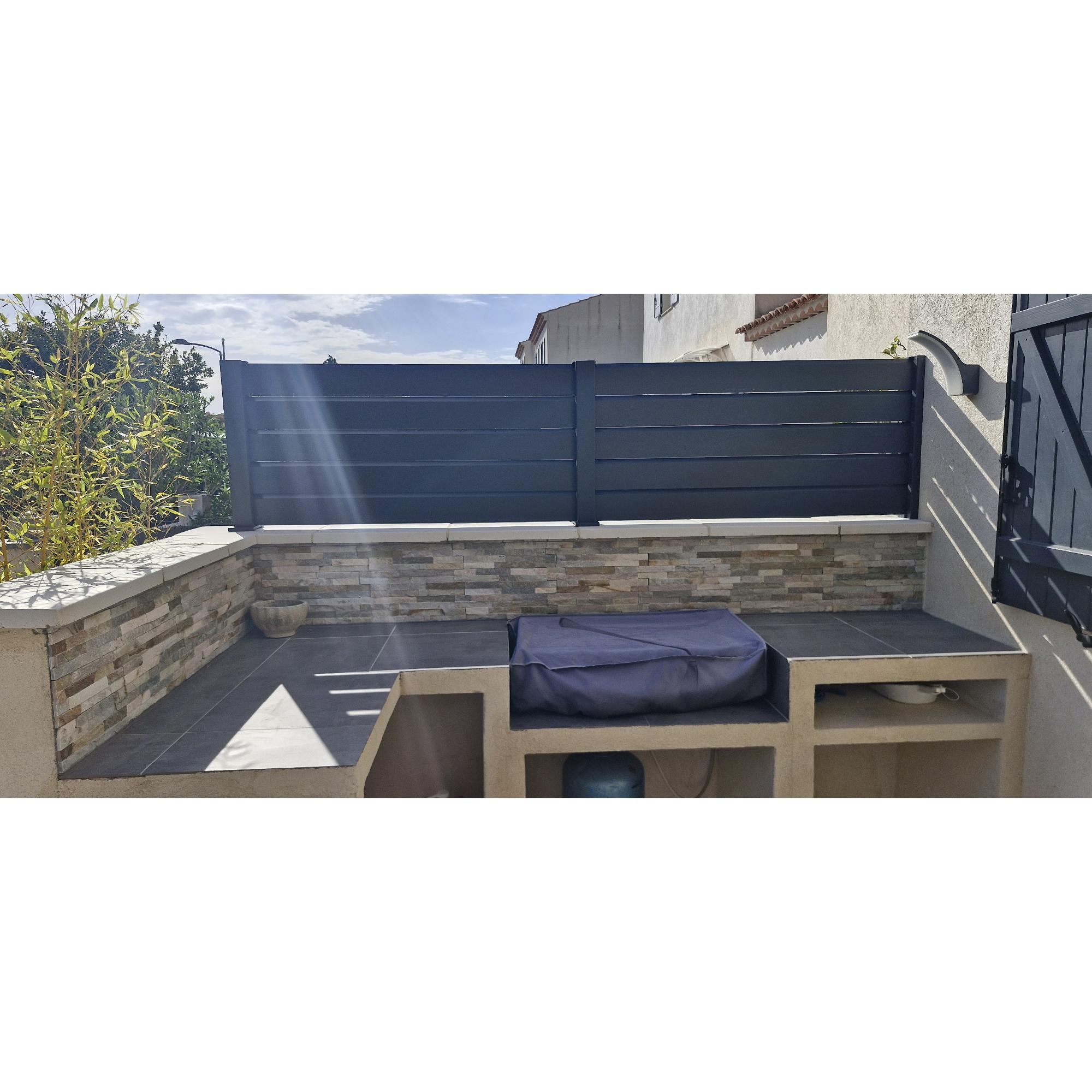 Christophe a install&eacute; sa cl&ocirc;ture aluminium sur mesure facilement et met en avant la...